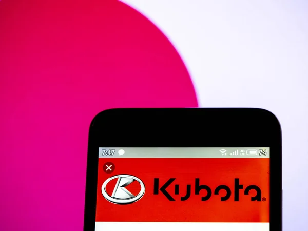 I detta foto illustration en Kubota Corporation logotyp sett bildskiirmen — Stockfoto
