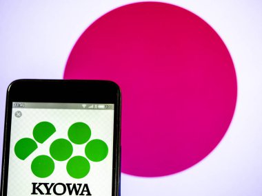 Bu fotoğrafta bir Kyowa Hakko Kirin Co, Ltd logo se