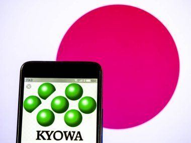 Bu fotoğrafta bir Kyowa Hakko Kirin Co, Ltd logo se