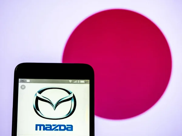 Nesta foto ilustração um logotipo Mazda Motor Corporation visto d — Fotografia de Stock