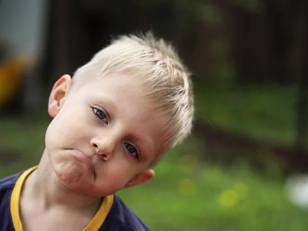 Ausdrucksstarker kleiner kaukasischer blonder Junge — Stockfoto