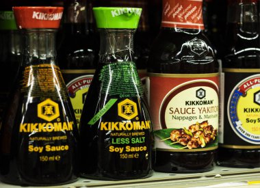 Mağazada rafta Kikoman soslar