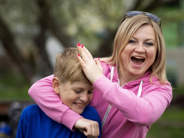 Mamma och hennes son — Stockfoto