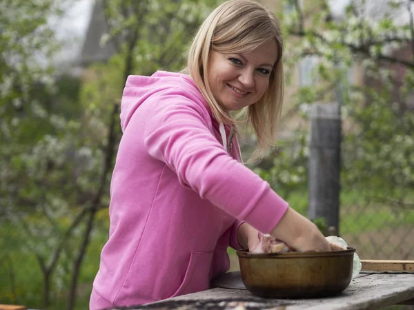 Kaukasische blonde Frau bereitet Grill vor — Stockfoto