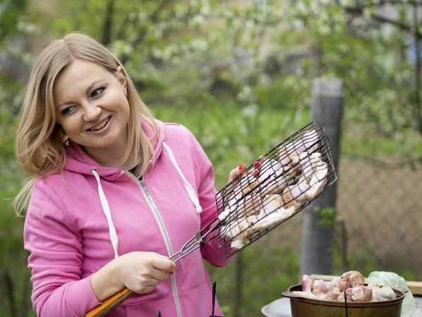 Kaukasische blonde Frau bereitet Grill vor — Stockfoto