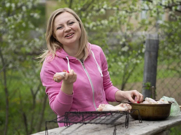 Kaukasische blonde Frau bereitet Grill vor — Stockfoto