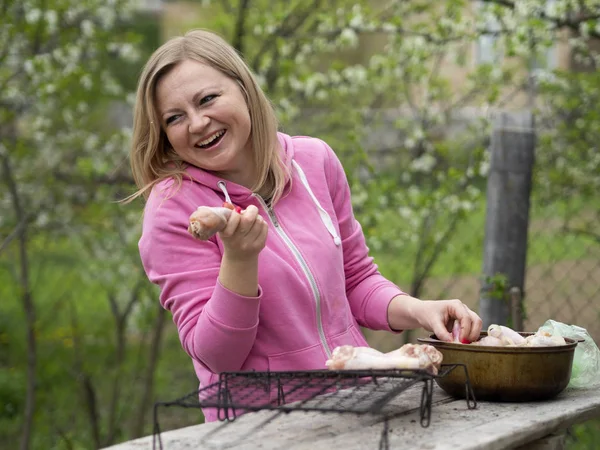 Blanke blonde vrouw bereidt barbecue — Stockfoto