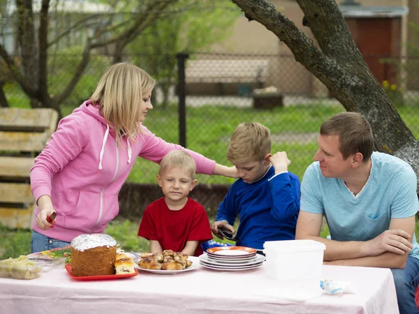 Gelukkige familie eten — Stockfoto