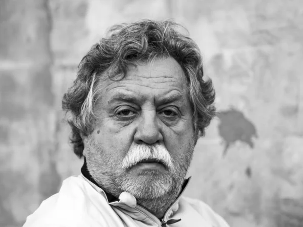 Gri saçlı beyaz adam