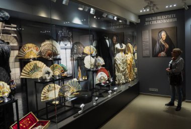 Victoria Museu antika giysiler ve kadın hayranları Sergisi