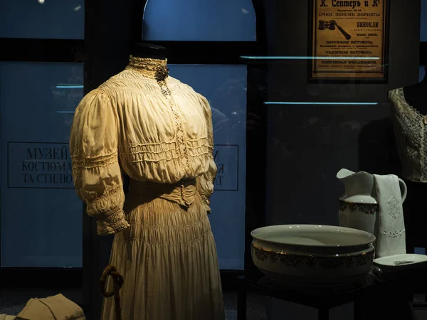Victoria Museu antika giysiler ve kadın hayranları Sergisi — Stok fotoğraf
