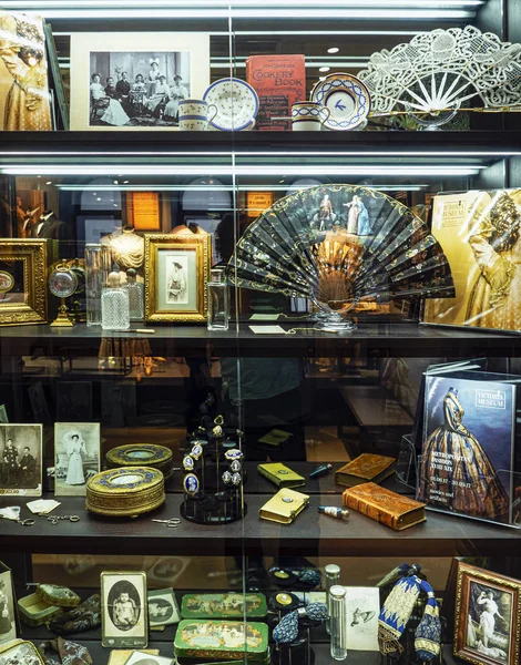 Exhibition of antique clothes and women's fans in Victoria Museu — Stock Photo, Image