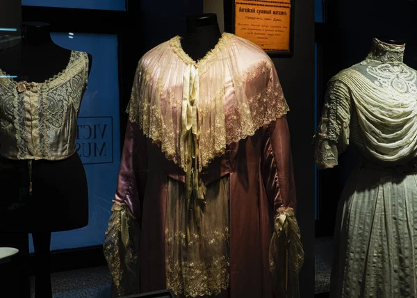 Exposição de roupas antigas e fãs de mulheres em Victoria Museu — Fotografia de Stock