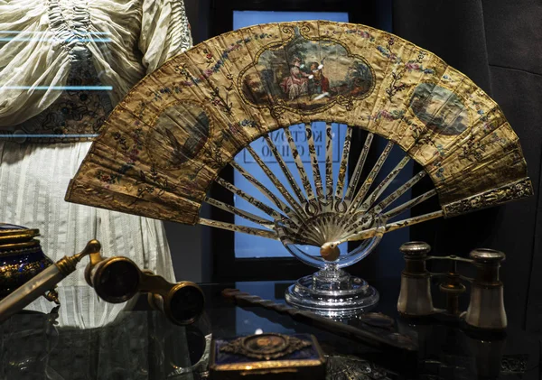 Exhibition of antique clothes and women's fans in Victoria Museu — Stock Photo, Image