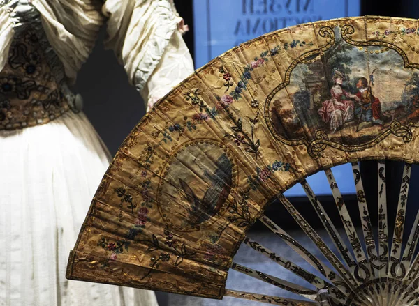 Ausstellung antiker Kleidung und Frauenfächer im Viktoria Museu — Stockfoto
