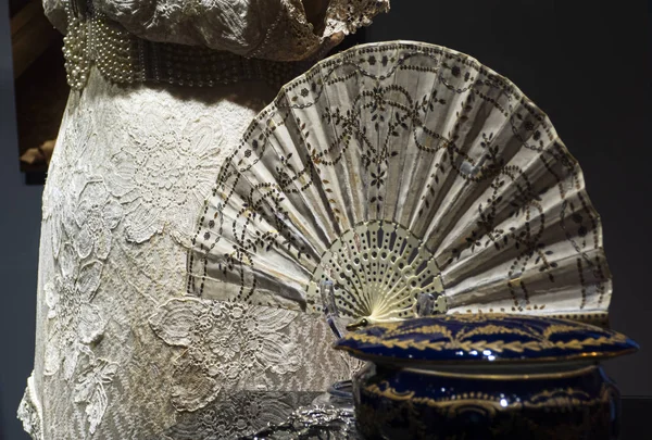 Exhibition of antique clothes and women's fans in Victoria Museu — Stock Photo, Image