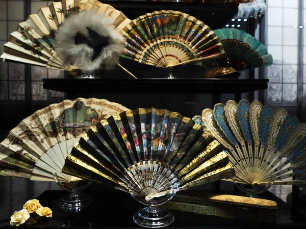 Exhibition of antique clothes and women's fans in Victoria Museu — Stock Photo, Image