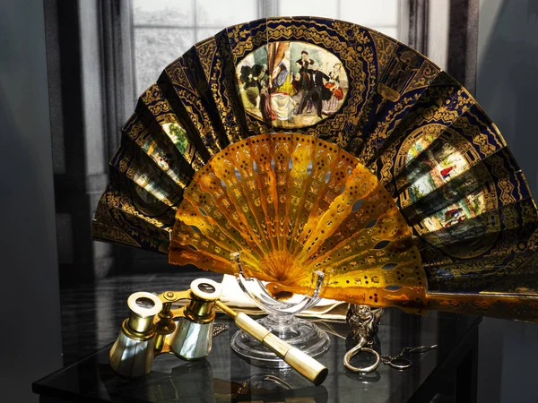 Exhibition of antique clothes and women's fans in Victoria Museu — Stock Photo, Image