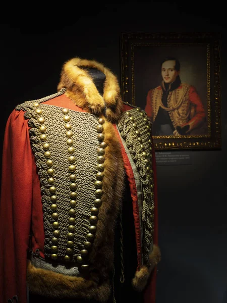 Exposición de ropa antigua y abanicos femeninos en Victoria Museu —  Fotos de Stock