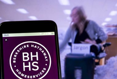 Bu fotoğraf illüstrasyonda Berkshire Hathaway Inc logosu s