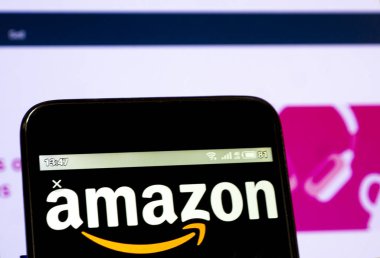 Bu fotoğraf illüstrasyonda Amazon.com, Inc. logosu