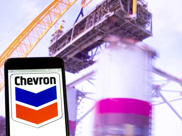 Nesta foto ilustração o logotipo da Chevron Corporation é visto — Fotografia de Stock