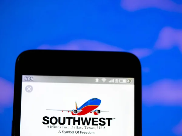 In deze foto illustratie van de Southwest Airlines logo is gezien d — Stockfoto