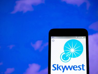 Bu fotoğraf resimde SkyWest Airlines logosu görülüyor