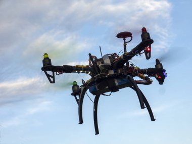 Gökyüzü ve bulutlar arka plan ile uçan drone