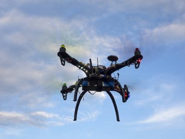 Gökyüzü ve bulutlar arka plan ile uçan drone