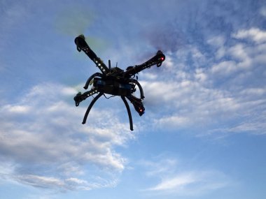 Gökyüzü ve bulutlar arka plan ile uçan drone