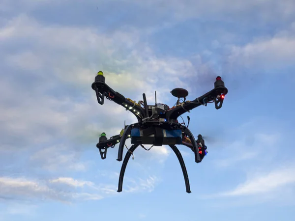 Drone volant avec fond ciel et nuages — Photo