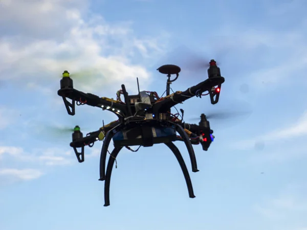 Drone volant avec fond ciel et nuages — Photo
