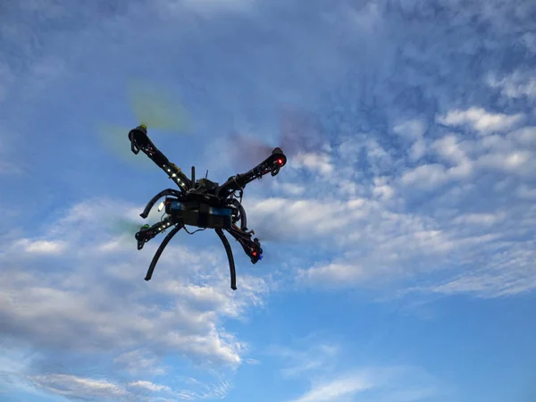 Fliegende Drohne mit Himmel und Wolken — Stockfoto