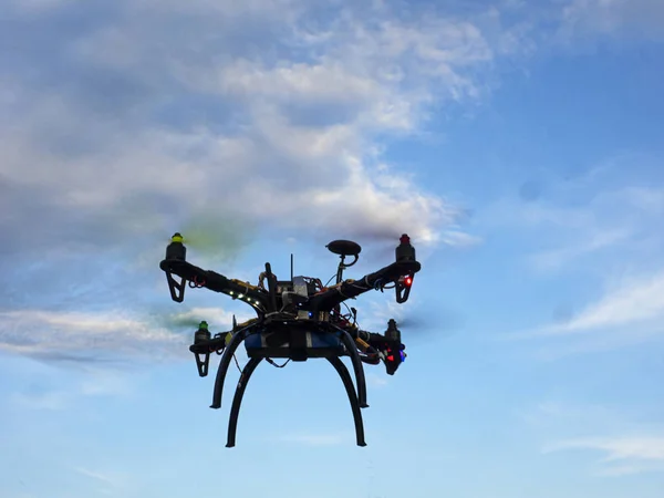 Drone volant avec fond ciel et nuages — Photo