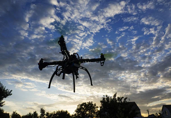 Fliegende Drohne mit Himmel und Wolken — Stockfoto
