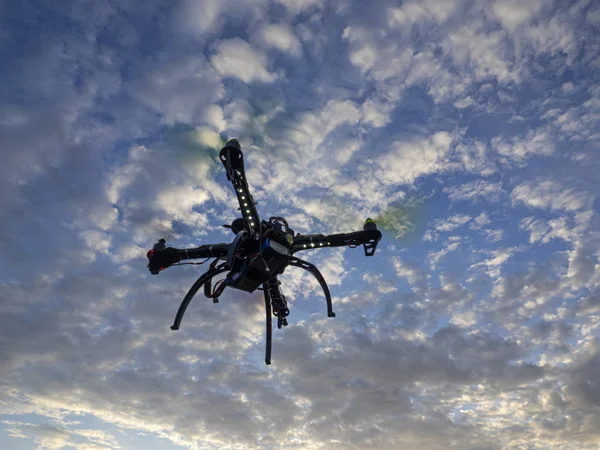 Fliegende Drohne mit Himmel und Wolken — Stockfoto