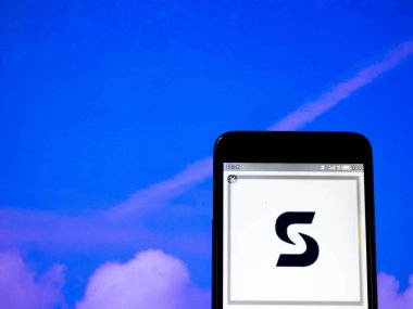 Bu fotoğraf illüstrasyonsurf air logosu o görüntülenen görülmektedir