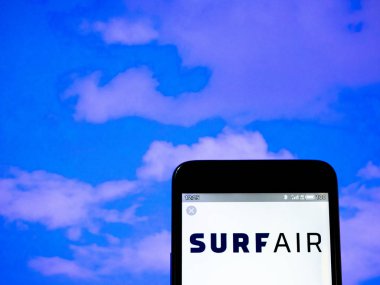 Bu fotoğraf illüstrasyonsurf air logosu o görüntülenen görülmektedir