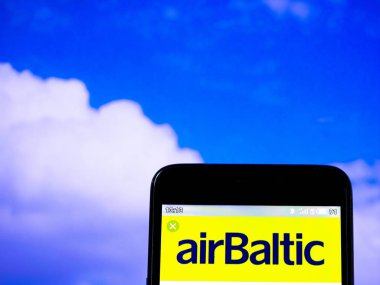 Bu fotoğraf illüstrasyonda airbaltic logosu görüntülenir 