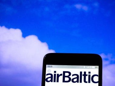 Bu fotoğraf illüstrasyonda airbaltic logosu görüntülenir 