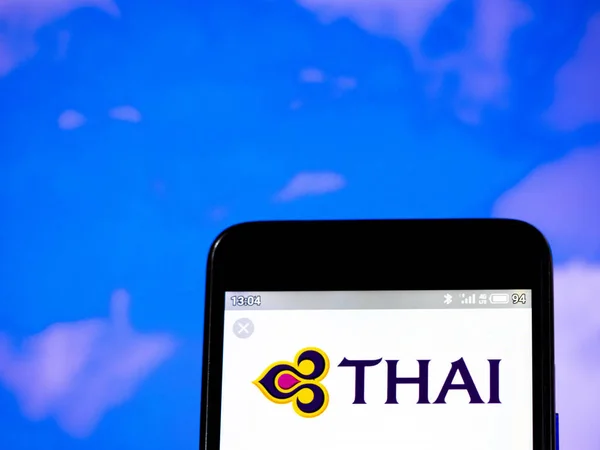 In deze foto illustratie het Thai Airways International logo i — Stockfoto