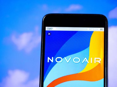 Bu fotoğraf illüstrasyonda Novoair logosu