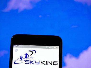 Bu fotoğraf illüstrasyonda Sky King Airlines logosu di görülür