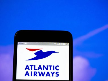 Bu fotoğraf illüstrasyonda Atlantic Airways logosu dis görülür