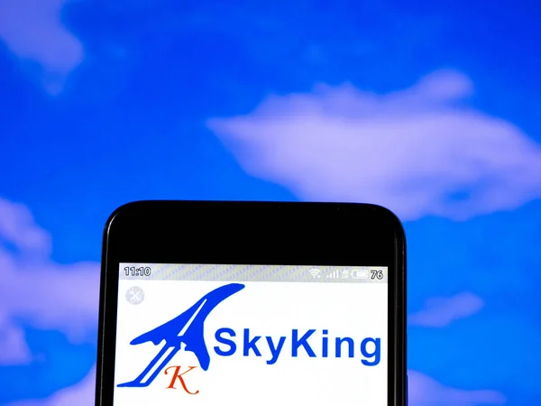 在这张照片插图的天空国王航空公司的标志是看到迪 — 图库照片