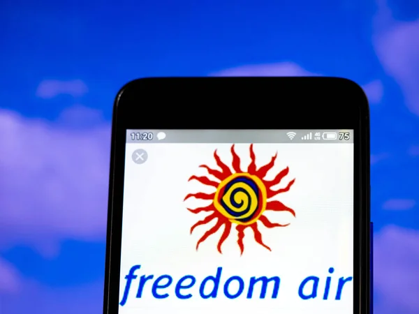 In deze foto afbeelding wordt het Freedom Air-logo weergegeven — Stockfoto