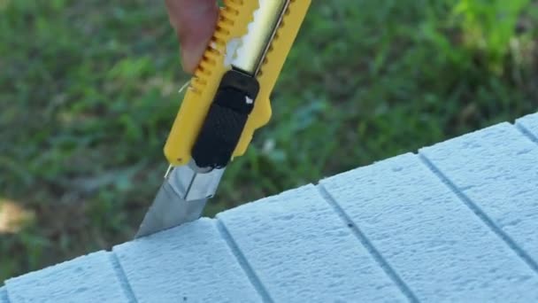 建設ナイフでポリプロピレンヒーターの一部をカット — ストック動画