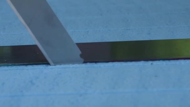 用建筑刀切割一块聚丙烯加热器 — 图库视频影像