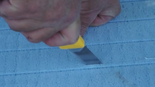 用建筑刀切割一块聚丙烯加热器 — 图库视频影像